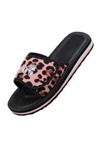 Różowe klapki w leopardzi wzór z czarnym wykończeniem, teksturowaną podeszwą i regulowanym paskiem z białym logo na górnej powierzchni.