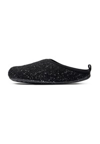 Zapatilla negra con un upper texturizado con destellos metálicos, forma redondeada y suela negra lisa con una lengüeta trasera para facilitar el calzado.