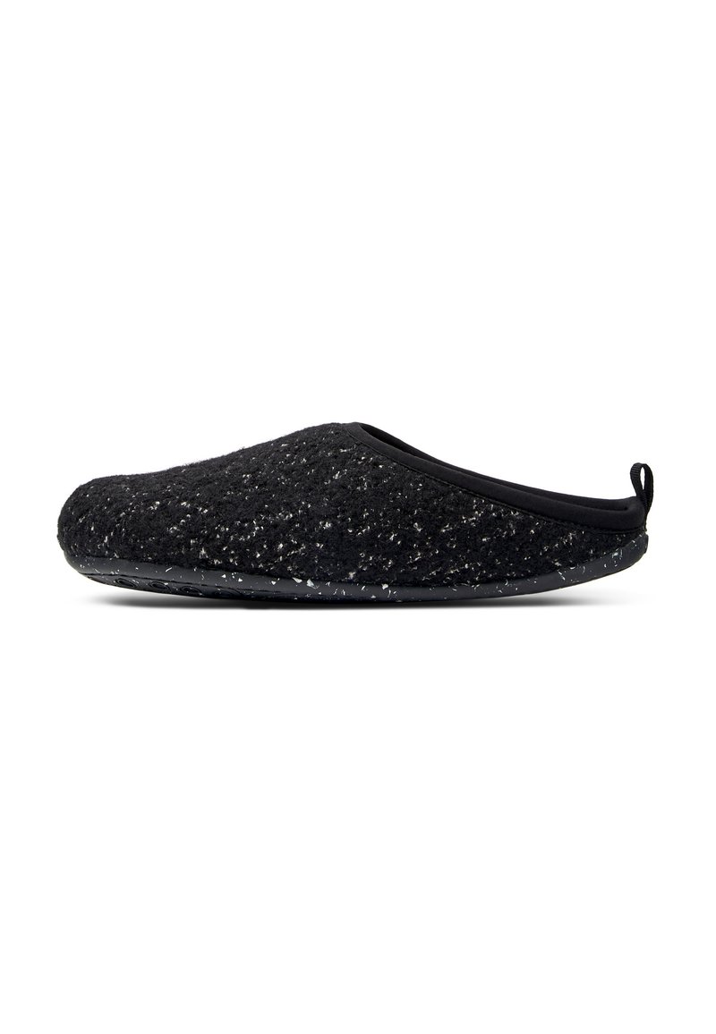 Zapatilla negra con un upper texturizado con destellos metálicos, forma redondeada y suela negra lisa con una lengüeta trasera para facilitar el calzado.