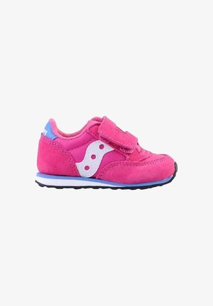 Sneaker per bambini in suede rosa con accenti bianchi, cinturino in Velcro e linguetta blu sul tallone. Presenta una punta arrotondata e suola in gomma per una buona trazione.