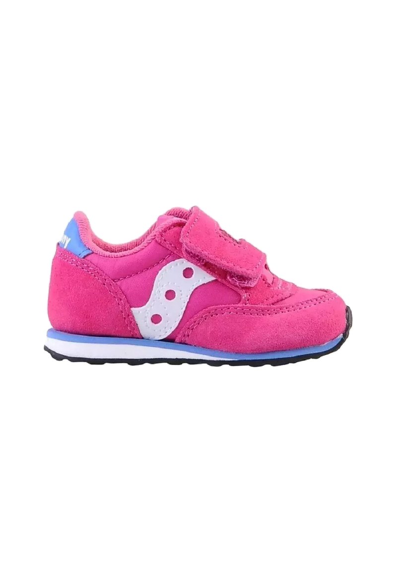 Sneaker per bambini in suede rosa con accenti bianchi, cinturino in Velcro e linguetta blu sul tallone. Presenta una punta arrotondata e suola in gomma per una buona trazione.