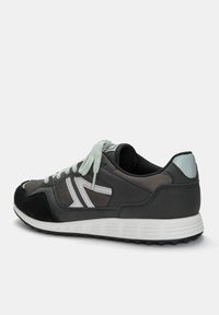 Retro-Sneaker mit einem Obermaterial aus schwarzem Wildleder und grauem Mesh, hellgrauen Schnürsenkeln, weißer Zwischensohle und einem strukturierten hinteren Paneel.