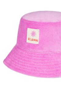 Cappello a secchio rosa realizzato in un morbido tessuto testurizzato. Presenta una corona arrotondata e una visiera ampia e inclinata. Include una toppa con il logo Billabong sul lato.