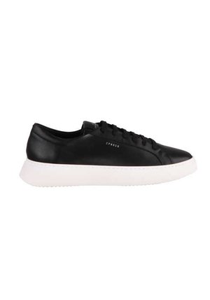 Adidași din piele neagră cu talpă din cauciuc alb, având o textură netedă, vârf rotunjit și șase orificii pentru șireturi. Logo pe lateral.