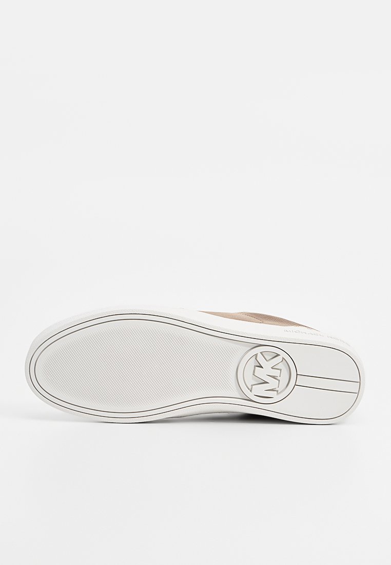 Semelle de chaussure avec une base en caoutchouc blanc texturé, présentant un logo circulaire au centre et une partie supérieure beige avec des détails de couture.