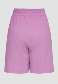 Lila Shorts mit elastischem Bund, aus strukturiertem Stoff. Bietet einen geraden Schnitt und keine sichtbaren Taschen oder Verzierungen.