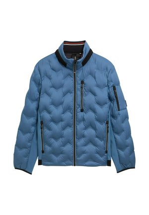 Blauer gepolsterter Mantel mit hohem Kragen, Zickzackmuster, zwei Reißverschlusstaschen und schwarzen Akzenten am Kragen und an den Ärmeln.