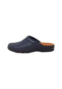 Zoccoli blu navy con parte superiore perforata, soletta imbottita e suola nera. Presenta una texture liscia e un design minimalista.
