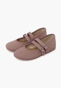 Różowe tekstylne buty typu Mary Jane z dwiema regulowanymi paskami, zaokrąglonym noskiem i niską gumową podeszwą. Teksturowany materiał o plecionym wyglądzie.