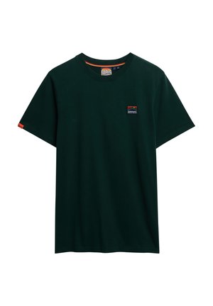 T-shirt di cotone verde scuro con scollatura tonda, maniche corte e un piccolo logo multicolore sul lato sinistro del petto.