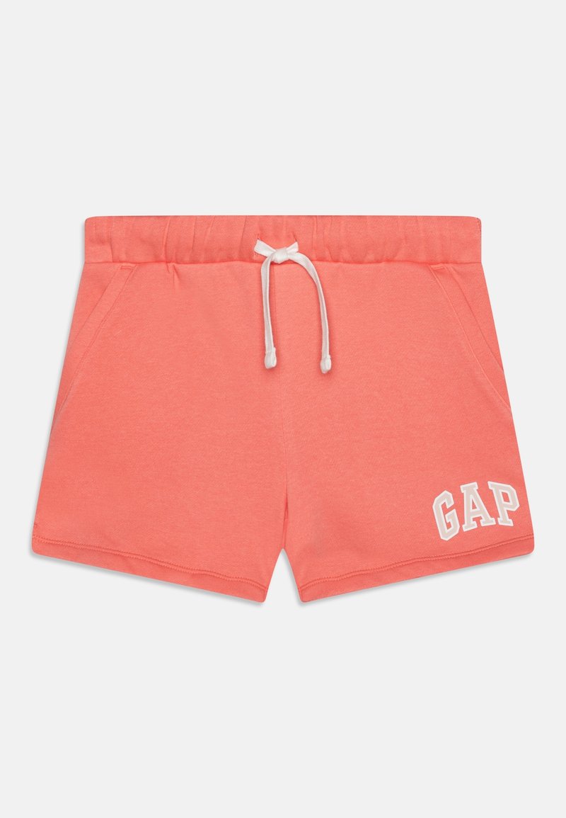 Shorts en coton rose corail avec taille élastique, cordon blanc, poches latérales et logo blanc "GAP" sur la partie inférieure de la jambe gauche.