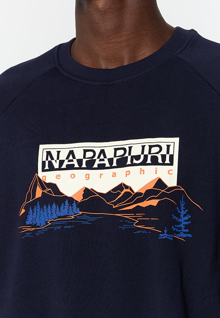 Felpa colore navy con una grafica che presenta montagne, alberi e il testo "NAPAPIJRI geographic" in arancione e bianco.