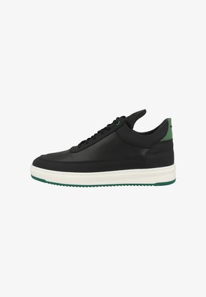 Svarta lädersneakers med strukturerad yta, vit mellansula, gröna accenter på hälen och logotypen. Har en rundad tå och platta snörningar.