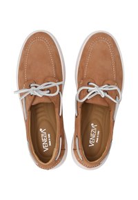 Braune Wildleder-Schnürschuhe mit weißen Nähten und Schnürsenkeln, ausgestattet mit einer weißen Gummisohle und einem glatten Innenfutter. Markenlogo sichtbar.