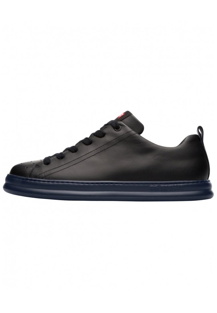 Sneaker in pelle nera con finitura liscia, punta arrotondata e suola in gomma blu. Presenta lacci arrotondati e un'etichetta sul tallone.