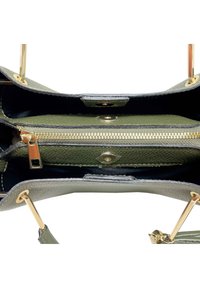 Groene leren handtas met een ritscompartiment, gouden hardware, gestructureerde afwerking en een open bovenkant die de interieurvakken toont.