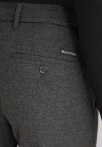 Grijze wolmix broeken met een achterzak voorzien van een zwarte knop en een Marc O'Polo label. Gladde textuur met een getailleerde pasvorm.