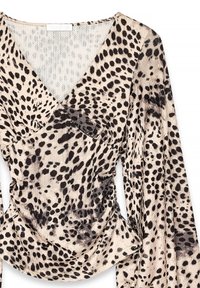 Blouse met luipaardprint, gemaakt van zachte, textuurstof. Heeft een diepe V-hals en lange, vloeiende mouwen met ruchingdetails.