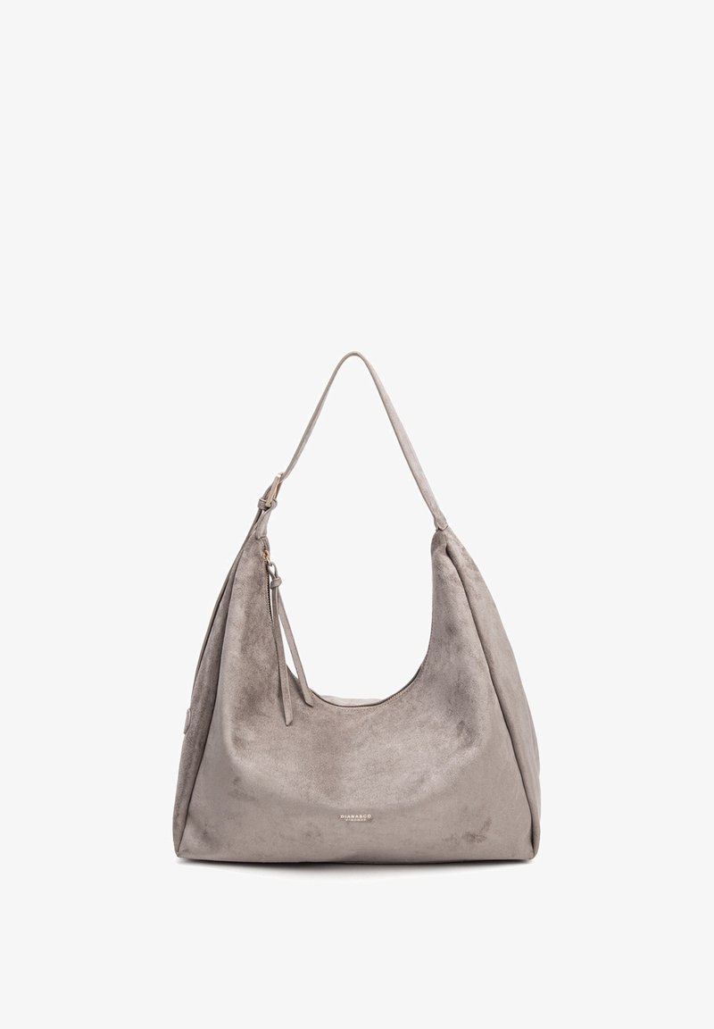Grijze suede hobo tas met een enkele schouderriem, een gladde textuur, een gebogen vorm en een subtiele logo aan de onderkant vooraan. Zilveren ritsdetail.