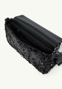 Czarna torebka z cekinami, z gładkim skórzanym wierzchem i bokami. Posiada kieszeń na zamek błyskawiczny w środku, metalowe akcenty oraz prostokątny kształt.