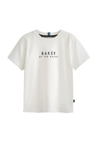 Balts kokvilnas T-krekls ar apaļu kaklu, īsām piedurknēm un melnu drukātu tekstu "BAKER BY TED BAKER" priekšpusē.
