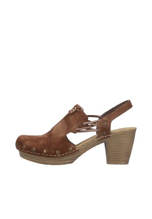 Brauner Damen-Clogs mit Sandalen aus Wildleder, mit Ausschnitten, Metallnieten, überkreuzten Riemen, Schnallendetail und gestapeltem Holzblockabsatz.