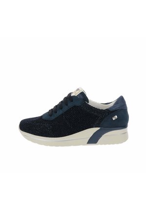 Sneaker da donna blu navy con tomaia in tessuto lavorato a maglia, lacci neri, suola bianca imbottita e logo metallico sottile sul lato del tallone.