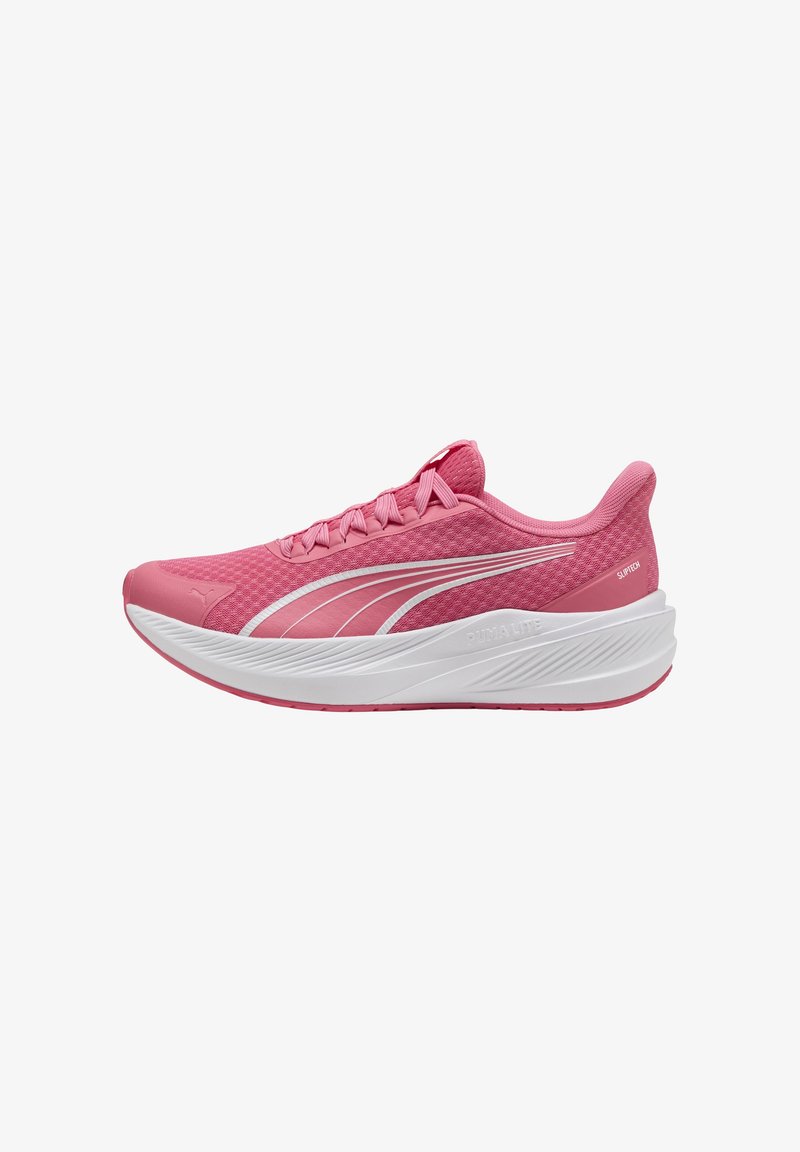 Chaussure de sport rose avec semelle blanche, tige en mesh, lacets et bande logo latérale, vue de côté extérieur.