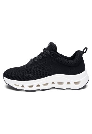 Schwarzer Sportschuh aus Netzmaterial mit dicker weißer Sohle, großen Belüftungsausschnitten und schwarzen Schnürsenkeln.