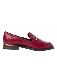 Mocassin en cuir rouge avec détail de boucle en or et petit talon empilé avec accent doré, vue de côté sur fond blanc.