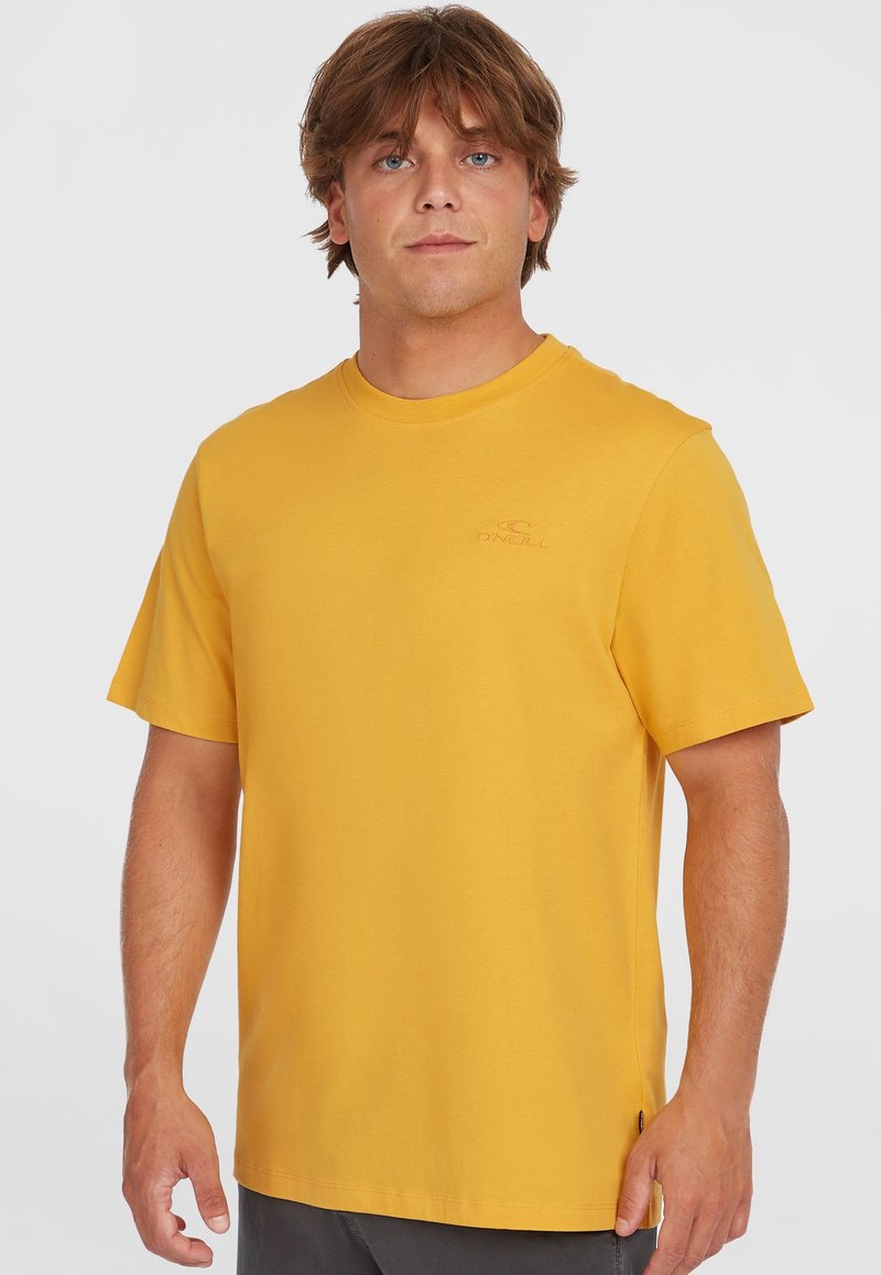 Kortærmet t-shirt med rund hals i levende gul bomuld. Har et diskret logo på brystet og en lige pasform med sidesplitter.