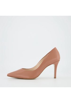 Damen Nappaleder High-Heeled-Pumps mit spitz zulaufender Zehenpartie und schlankem Stilettoabsatz auf einfachem hellem Hintergrund.