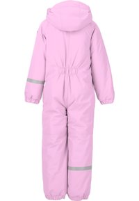 Roze geïsoleerde sneeuwoverall met een capuchon, elastische tailleband en reflecterende strips op de mouwen. Gladde textuur met een volledig rugontwerp.