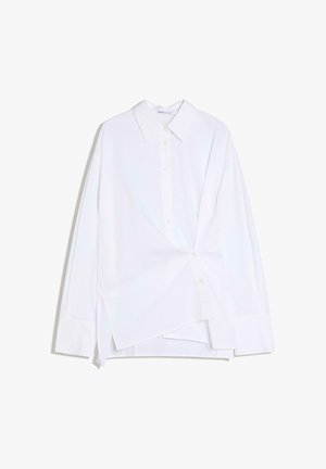 Wit overhemd met lange mouwen, asymmetrisch gedraaide voorkant en klassieke kraag, weergegeven op een witte achtergrond.