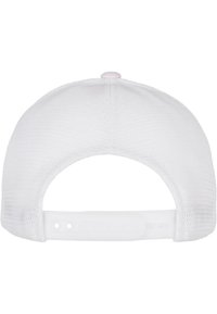 Căciulă albă cu plasă la spate, dotată cu o închidere din plastic cu clip, detaliu rotund în vârf și o suprafață netedă, texturată.