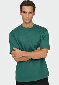 Only & Sons ONSFRED LIFE RLX SS TEE NOOS - Βασικό μπλουζάκι - mallard green