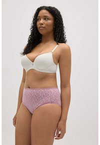 Sujetador acolchado beige con tirantes ajustables, combinado con braguitas de cintura alta en estampado floral rosa con un borde de encaje a lo largo de la cinturilla.