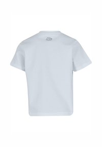 Hvid kortærmet T-shirt lavet af bomuld, med rund halsudskæring og et lille logo på bagsiden nær kraven. Glat tekstur.