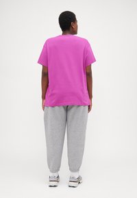 Nike Sportswear TEE - Jednoduché tričko - hot fuchsia/white