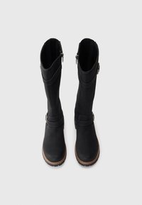 Schwarze knöchelhohe Stiefel aus glattem Leder, mit dekorativen Riemen, Schnallen und einer strukturierten Gummisohle für guten Halt.