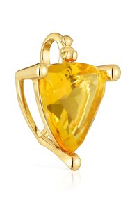 Pendente d'oro con un grande gemma gialla triangolare tenuta da un montatura a griffe, con un piccolo dettaglio di orso sulla chiusura.