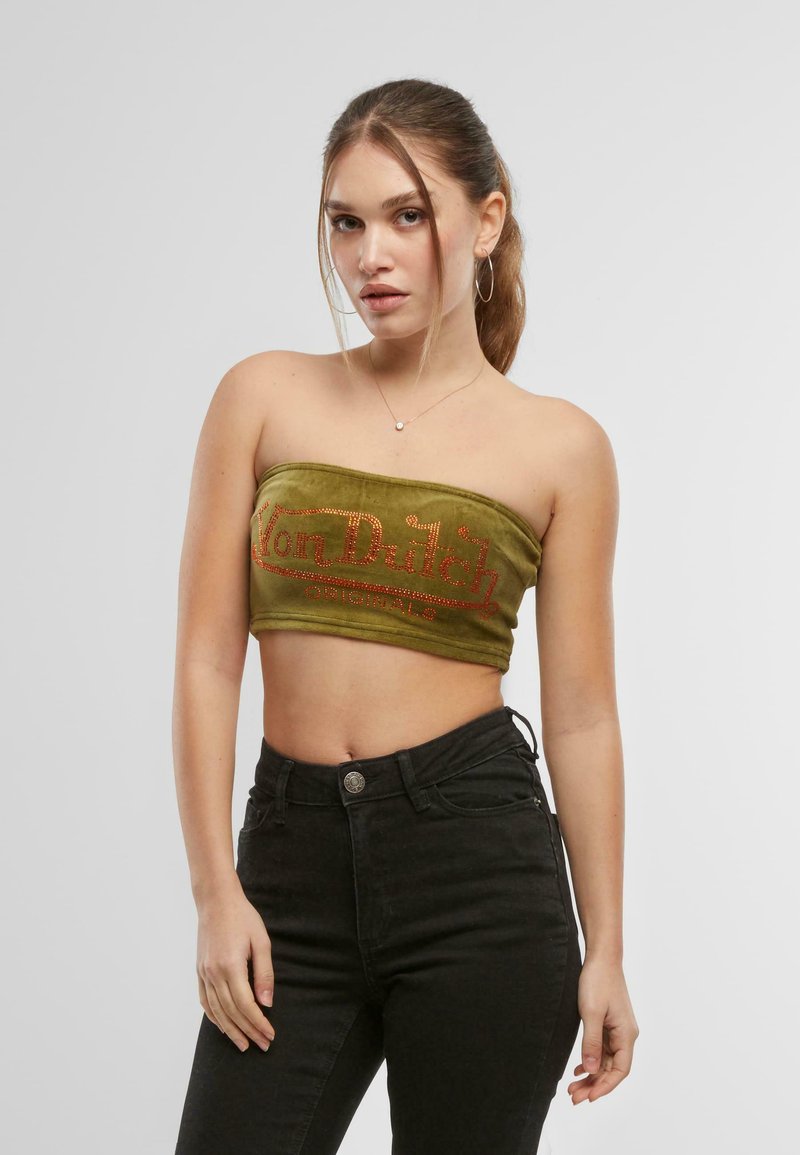 Olijfgroene bandeau-top van zachte stof met het rode "Von Dutch Originals" logo. Gepaard met hoogtijddraag zwarte jeans met knoopdetail aan de voorkant.