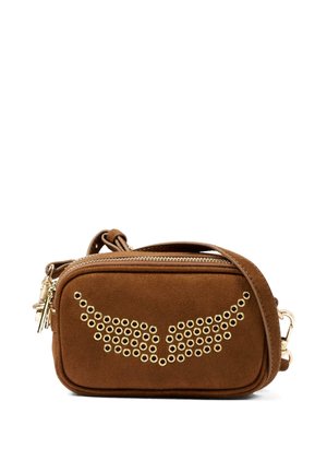 Sac bandoulière en daim marron avec un design en forme d'aile orné d'œillets dorés et une fermeture éclair dorée, doté d'une sangle ajustable et de fermoirs en métal.