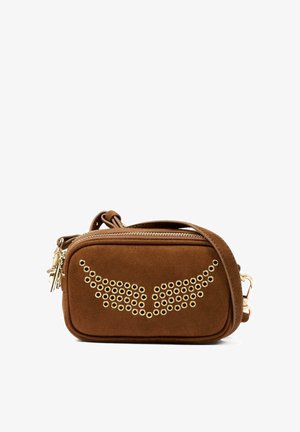 Bruine suède crossbody tas met een vleugelvormig ontwerp van gouden oogjes en een gouden rits, voorzien van een verstelbare band en metalen sluitingen.