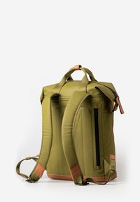 Zaino verde khaki con spallacci imbottiti, chiusura a zip e dettagli in pelle color sabbia. È dotato di una tasca laterale e di un design con chiusura a roll-top.