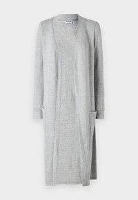 Długi, jasnoszary kardigan zapinany z przodu, z długimi rękawami i dwiema kieszeniami z przodu.