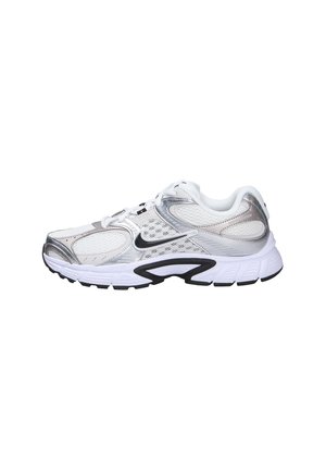 Hvide og sølvfarvede atletiksneakers med sorte accenter, mesh-overdel, polstret sål og snørebånd isoleret på hvid baggrund.