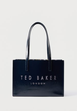Borsa a tracolla blu navy con finitura lucida, caratterizzata dal testo in rilievo "TED BAKER LONDON" sul davanti e due manici robusti.