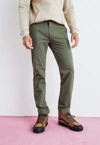 DOCKERS - SMART FLEX CALIFORNIA - Chino stiliaus kelnės - army green Miniatiūros vaizdas 1