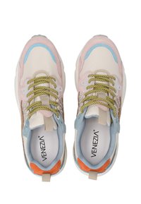 Mehrfarbige Sneaker mit rosa, blauen und braunen Paneelen, aus strukturierten Materialien und gelben Schnürsenkeln. Die Markenbezeichnung befindet sich im Inneren der Schuhe.